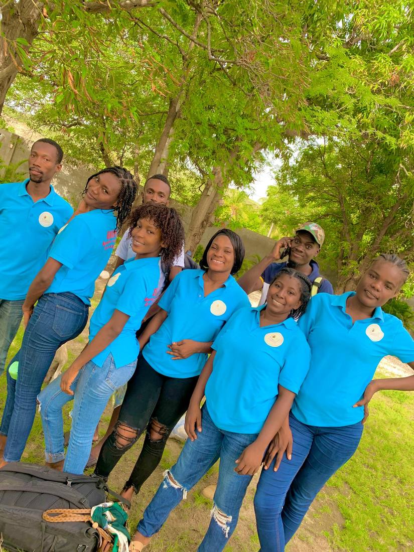 Étudiants en polo bleu sous les arbres